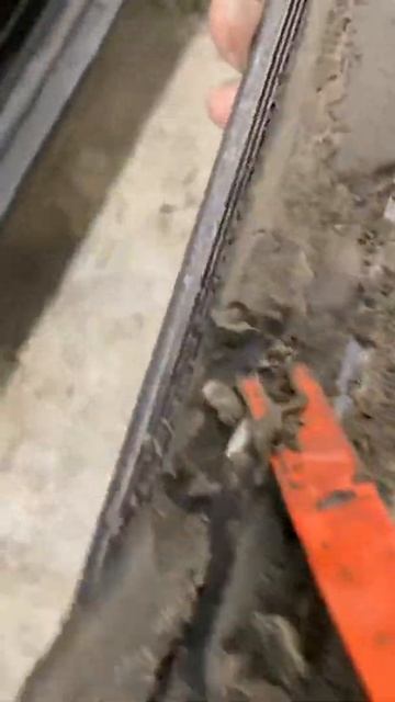 Куча грязи под дверными молдингами. смотреть онлайн