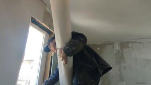 Один из способов оклейки обоев на гипсокартонной.