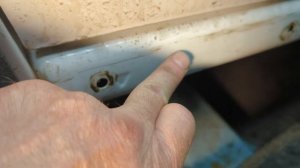 Где правильно приклеить двухсторонний скотч на порог?