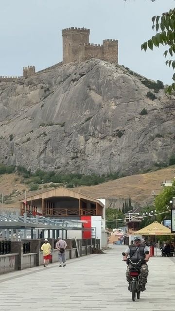 Вид на Генуэзскую крепость с набережной Судака сегодня #генуэзскаякрепость #судак #крым2025 смотреть онлайн