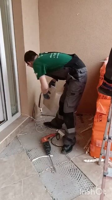 Демонтируем половую плитку #балкондекор #ремонт #балк? смотреть онлайн