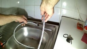 Ставим смеситель  кухни на две шпильки.