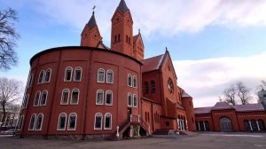 Красный Костел на площади Независимости Минска. / Како