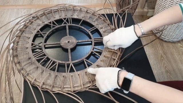 Часы из ротанга  и стабилизированного мха.