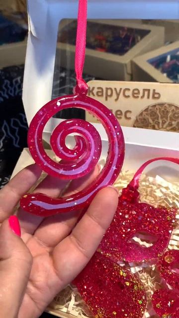 Очеровательный набор ëлочных игрушек из эпоксидной с? смотреть онлайн