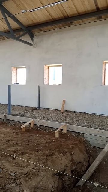 Строительство коровника готовим основание пола #стро? смотреть онлайн