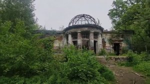 Заброшенный ресторан Охотничий домик на Удельном парке.