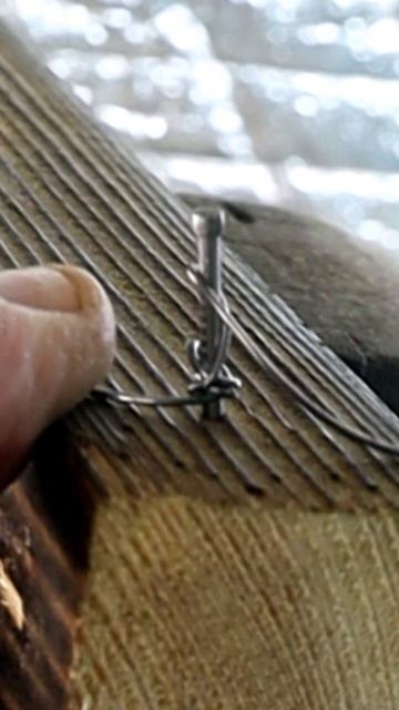 Как закрепить проволоку к гвоздю ? #shorts смотреть онлайн