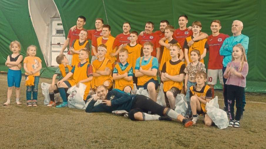 Благотворительный матч "Продмаркет" сыграл в футбол с детьми в участников СВО. Распаковка подарков. смотреть онлайн