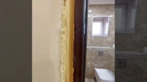 Клеим наличник на двери