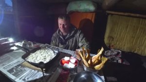 Рыбалка в диких местах! Идём сплавом по таёжной речке, остановились переночевать в рыбацкой избе!