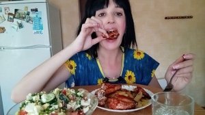 МУКБАНГ/КРЫЛЫШКИ С КАРТОШКОЙ САЛАТ ЛЕТНИЙ