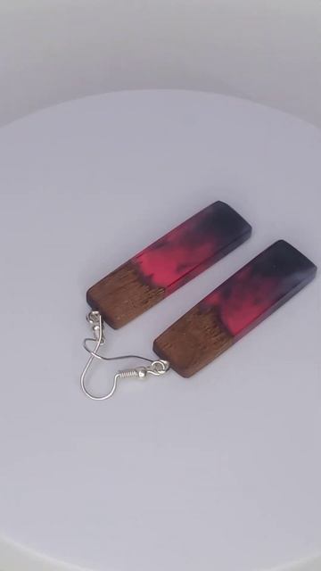 Серьги длинные из эпоксидной смолы и дерева сапеле смотреть онлайн