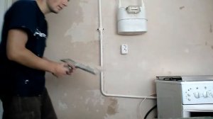 Выравниваю стену финишной шпаклевкой.