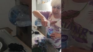 Как я укореняю черенки жимолости зимой на подоконнике