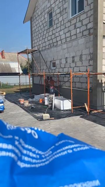Клеем первый ряд пенопласта по шнурки и по уровню смотреть онлайн