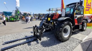Ростсельмаш представил свой новый телескопический погрузчик TLH 740