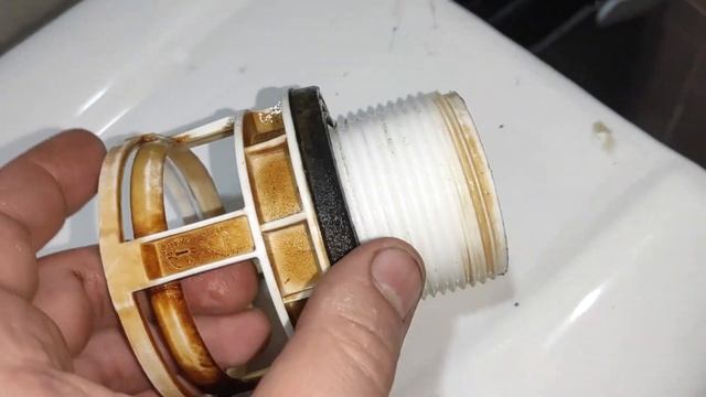 Как заменить сливной механизм в бачке унитаза? Пошаго?