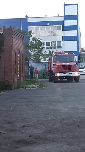 в городском парке устроил пожар дед с топором😱😰😥 смотреть онлайн