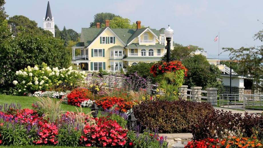 САДЫ США ЗНАМЕНИТЫЕ НА ВЕСЬ МИР САДЫ НА О-ВЕ МАКИНО. РАЙСКИЙ УГОЛОК ЗЕМЛИ смотреть онлайн