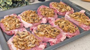Готовим ШИКАРНОЕ МЯСО! Запеченные стейки из свинины с грибами !