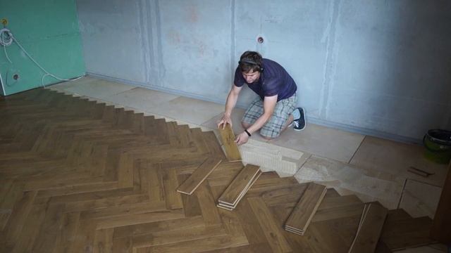 УКЛАДКА ИНЖЕНЕРНОЙ ДОСКИ АНГЛИЙСКАЯ ЕЛКА НА КЛЕИ смотреть онлайн