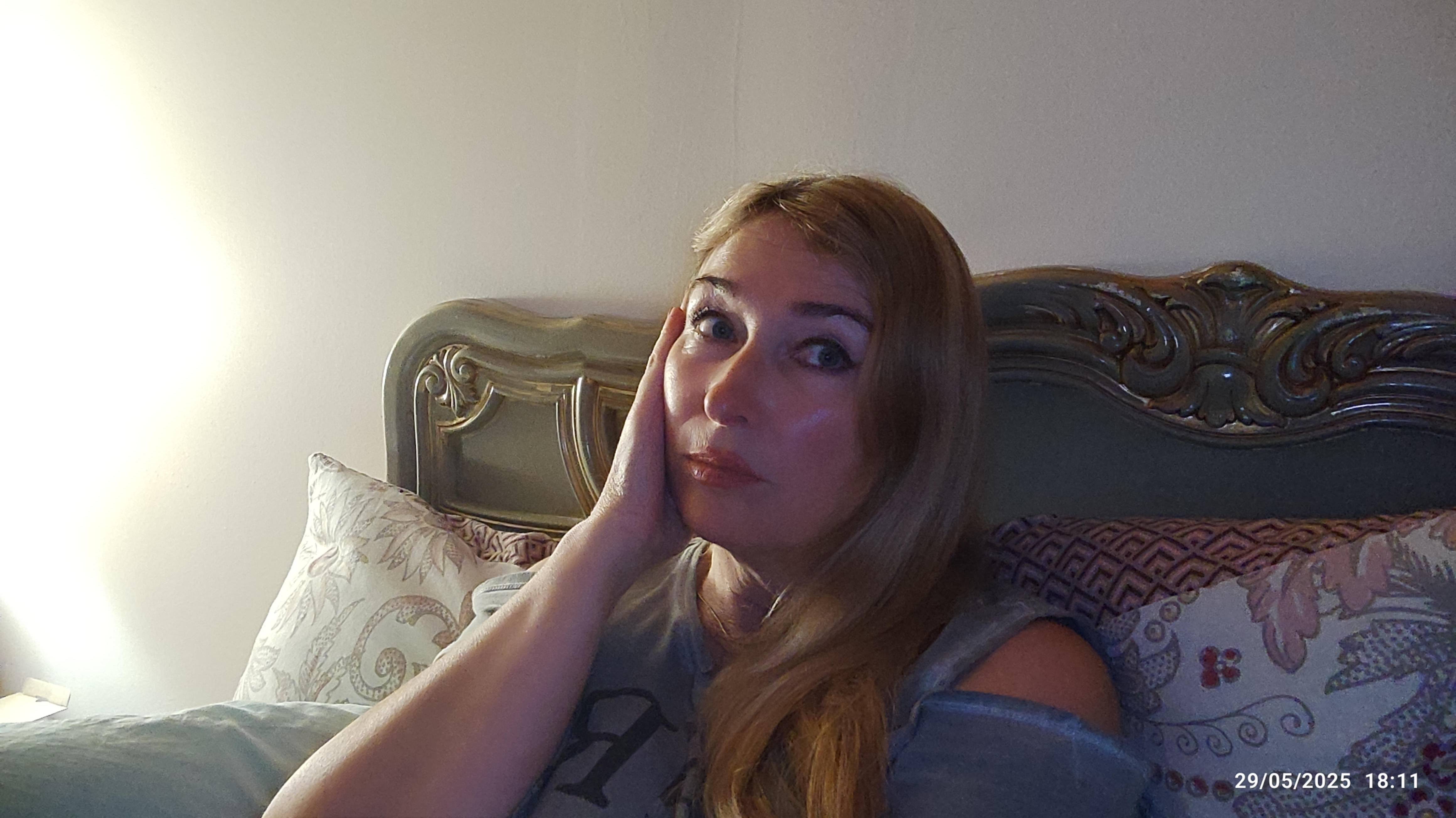 Стреляет ухо. Лежу. Заходите поболтать. смотреть онлайн