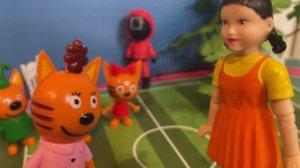 🦑 Три Кота - "Игра В Кальмара" Коржик, Карамелька и Компот теперь в ИГРе! Мультик Для Детей