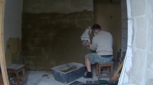 Штукатурю стену клеем для газобетона.
