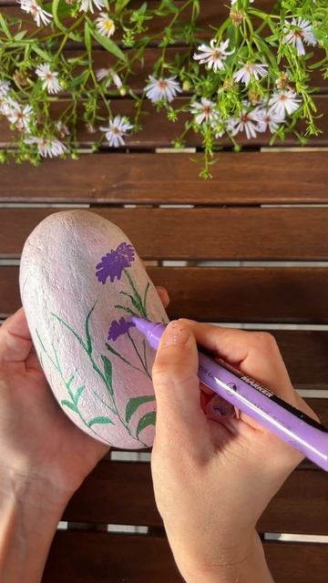 Рисунок акрилом на камне — декор для дачи 🪻 #diy #art #под смотреть онлайн