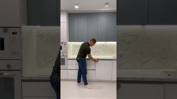 Светлая эстетичная кухня с фасадами МДФ soft-touch