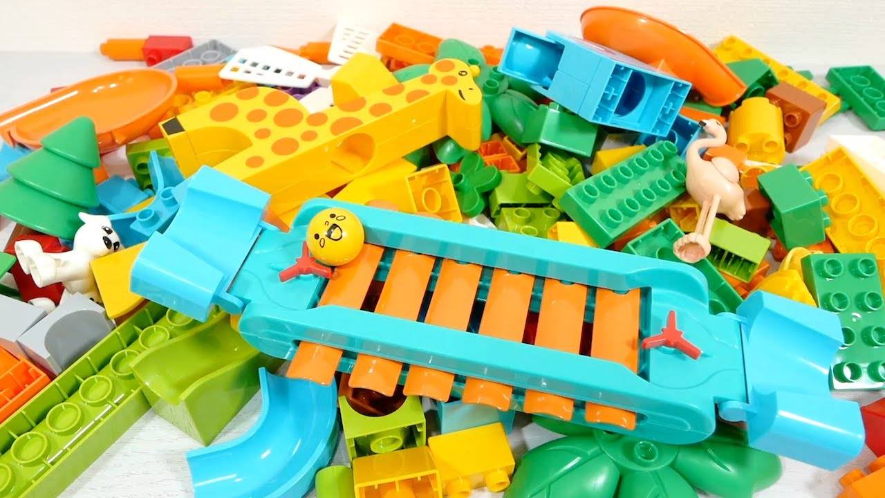 СТРОИМ МУЗЫКАЛЬНУЮ ГОРКУ ДЛЯ ШАРИКОВ КАТАЕМ ШАРИКИ ДЛЯ ДЕТЕЙ ДЕТСКИЙ КАНАЛ ИГРАЛКИ-ЗАЛИПАЛКИ