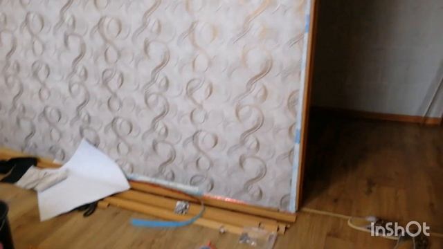 приехали дочь с зятем, помогают клеить обои. смотреть онлайн