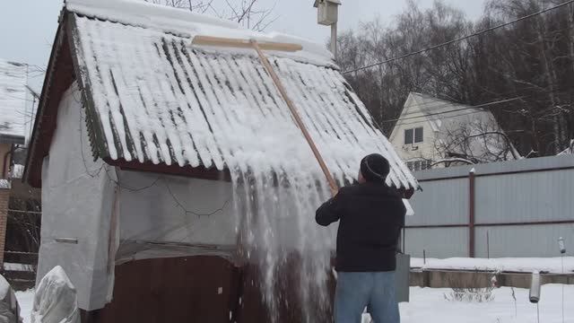 Первый снегопад// Почистил все дорожки электролопатой и крыши от снега смотреть онлайн
