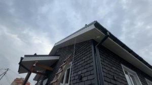 Как повесить гирлянду бахрома под крышу на карниз соф?