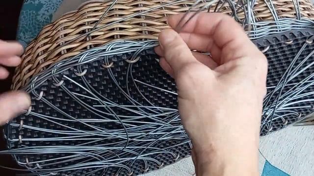 Оплетение подошвы башмака из  ротанга.