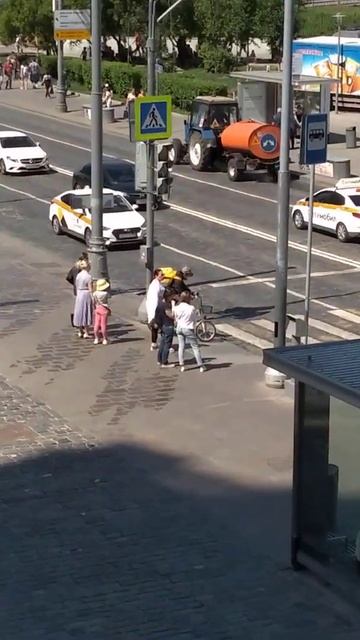 Единственное место в Москве с Нормальной Брусчаткой : смотреть онлайн