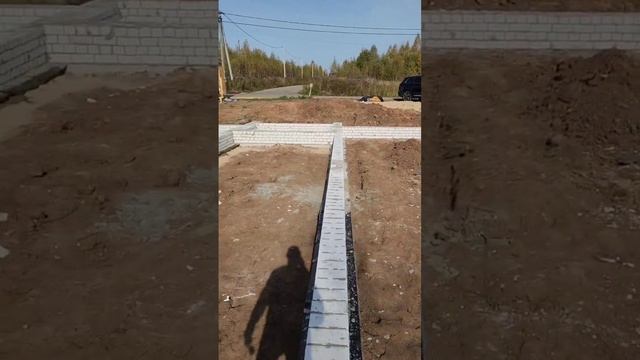 Кладка цоколя из кирпича.