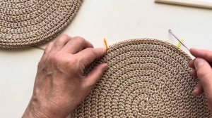 Круглая сумочка с цветком вязаная крючком