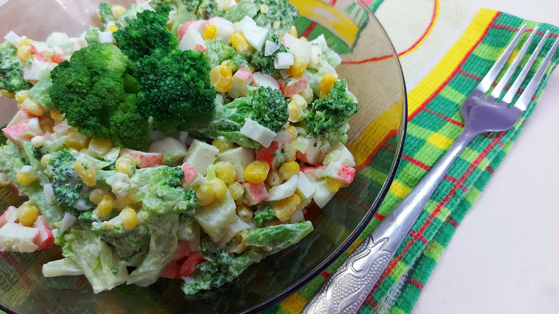 Салат с брокколи и крабовыми палочками смотреть онлайн