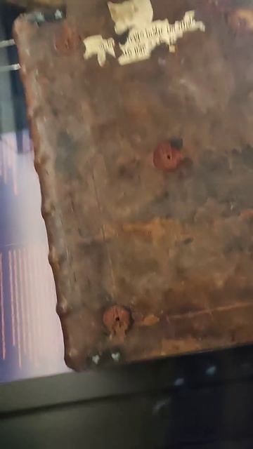 Переплет Библии Гутенберга- деревянная доска, обтянут смотреть онлайн