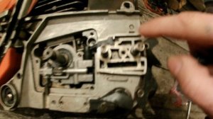 В бензопиле не поступает масло на цепь.