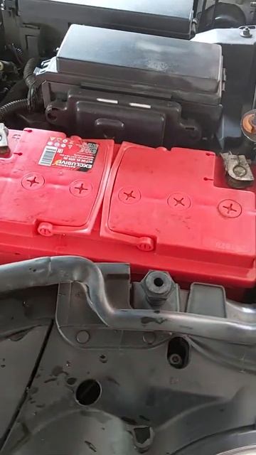 уплотнитель под капотом Jeep Wk1