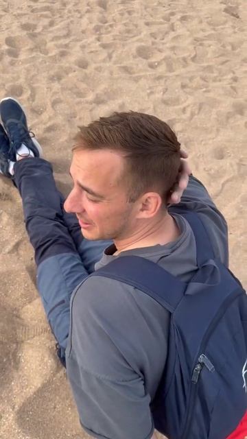 Женщина на песке