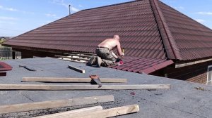 Крыша над крыльцом, соединяющая дом с гаражом.