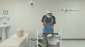 Постановка очистительной клизмы одноразовой
стерильной кружки Эсмарха