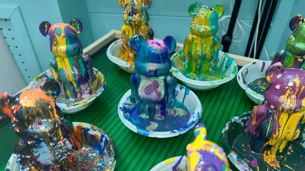 WOW-мастер-класс по заливке гипсового мишки Bearbrick акриловыми красками в технике FluidArt