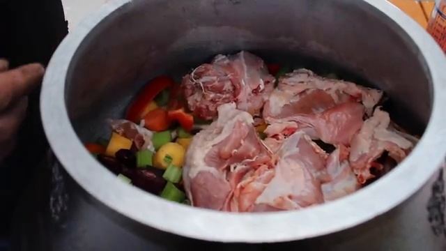 Правильное приготовление вкусной домашней индейки в казане на костре смотреть онлайн