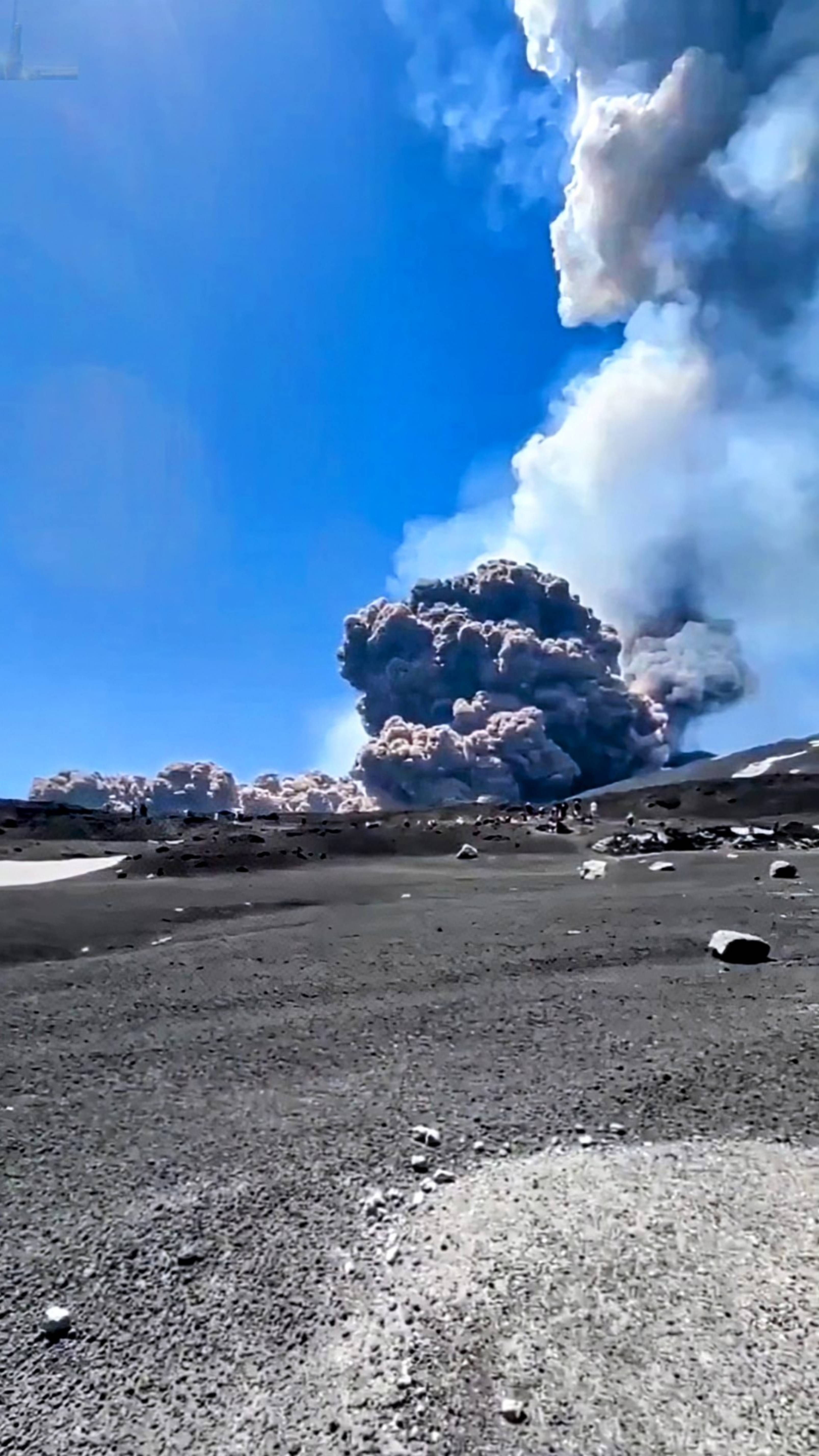 На Сицилии вулкан Этна стремительно выбросил в небо столб из газа и пепла высотой 6,4 км.🌋 смотреть онлайн