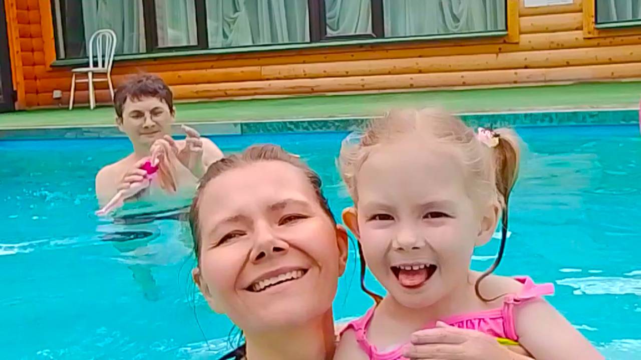 Плескания и разговоры в бассейне. Маша и Лера не хотят вылезать из воды
